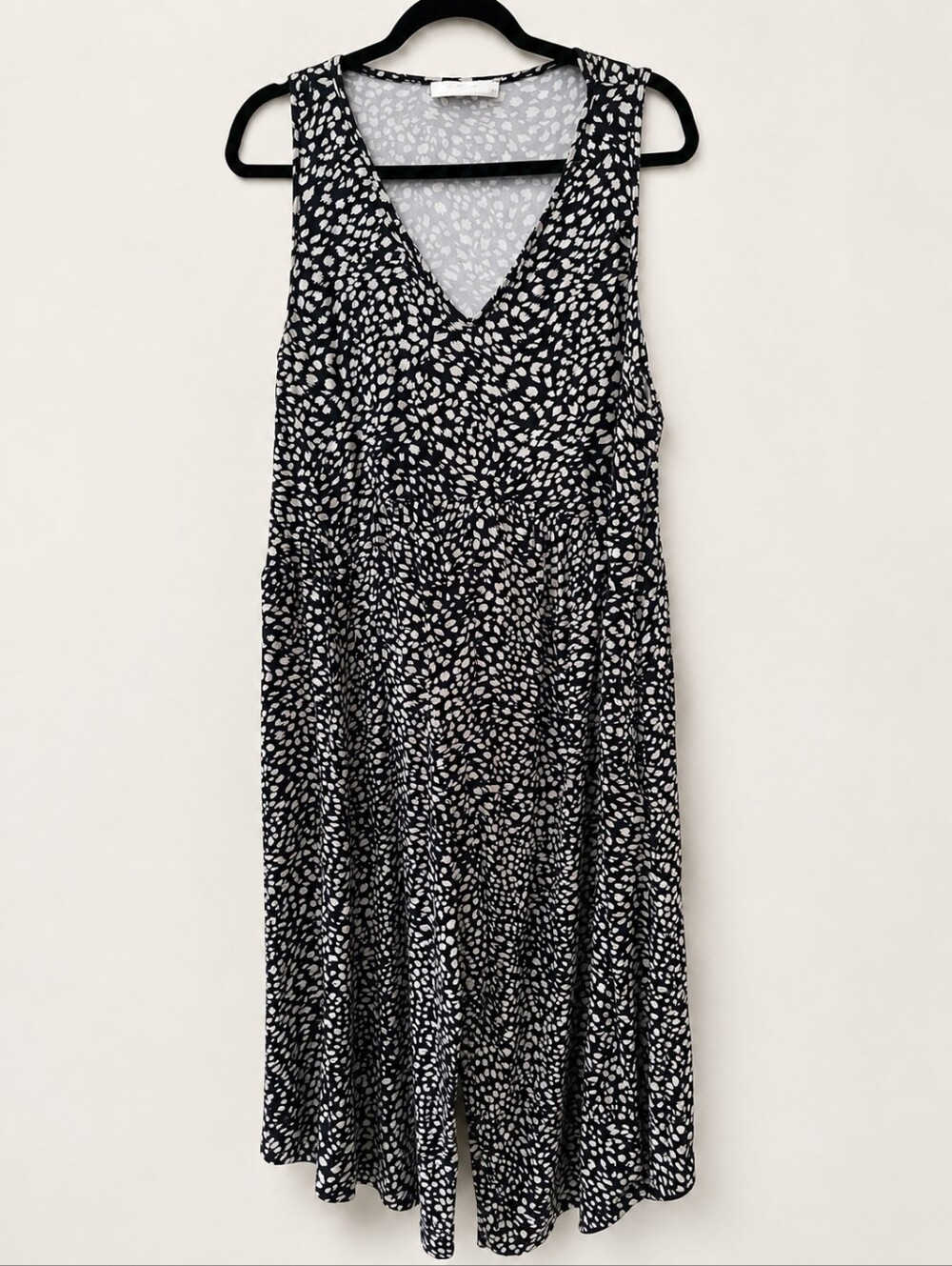 Sleeveless Black and White V-Neck Print Jumpsuit